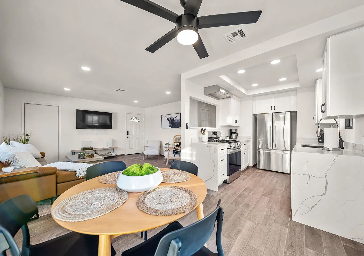Fully Furnished 3 bedroom home where elegance meets cozy! — Photo 1