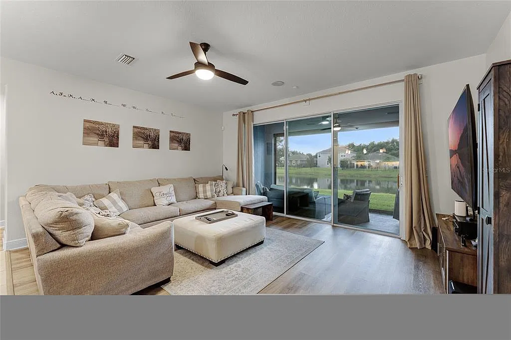 4 bed, 2.5 bath, 2290 sqft, $2,490 — Photo 3
