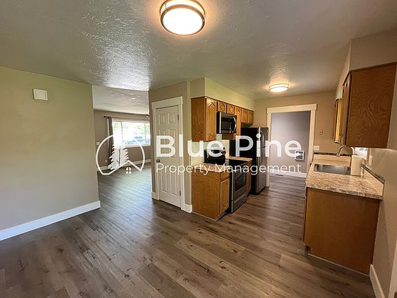 4th image of 815 Auburn Ave
