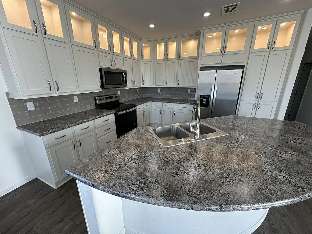 3 bed, 2.0 bath, 1680 sqft, $1,749 — Photo 2