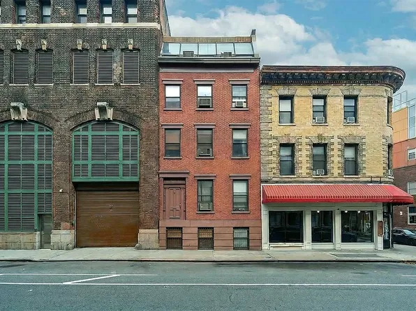 681 Greenwich St #1, New York, NY 10014