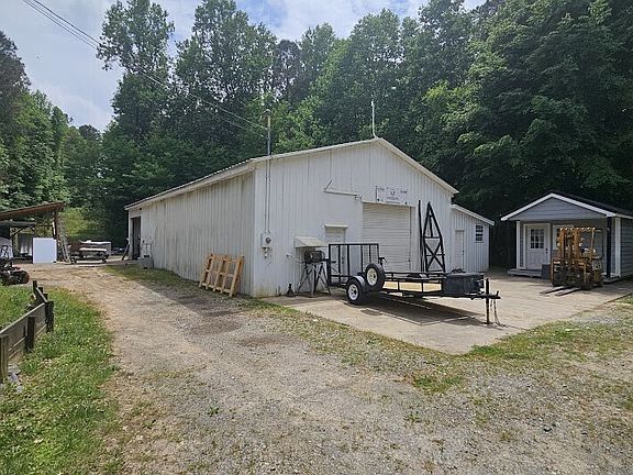 3rd image of 865 Lumber Company Rd