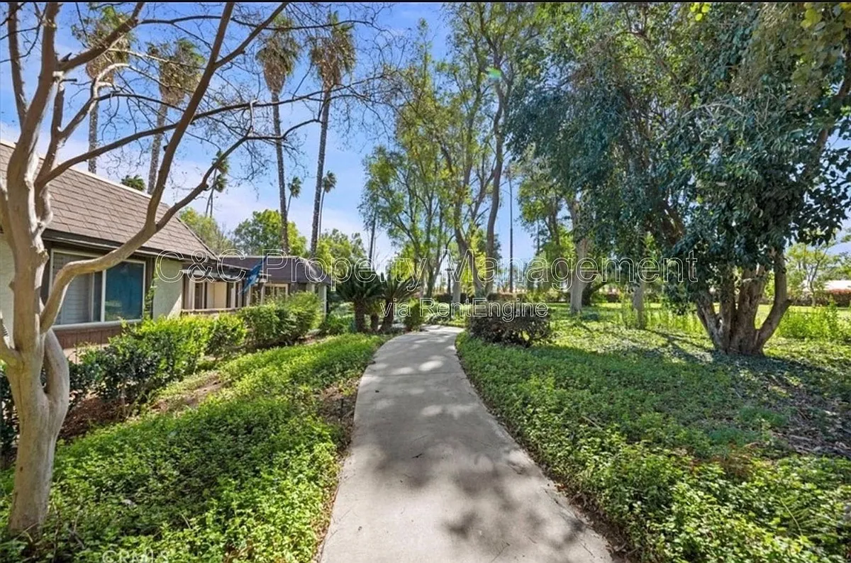 Building Photo - 2764 Tropicana Dr
