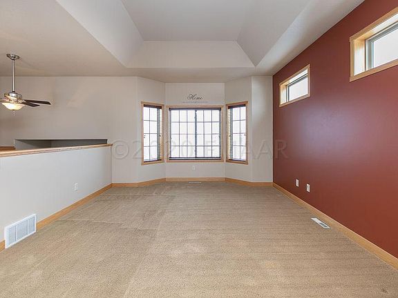 4th image of 952 44th Ave W