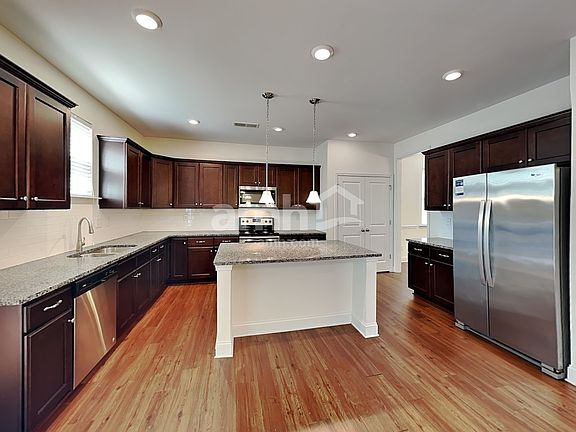 3rd image of 3021 Greenmont Cir