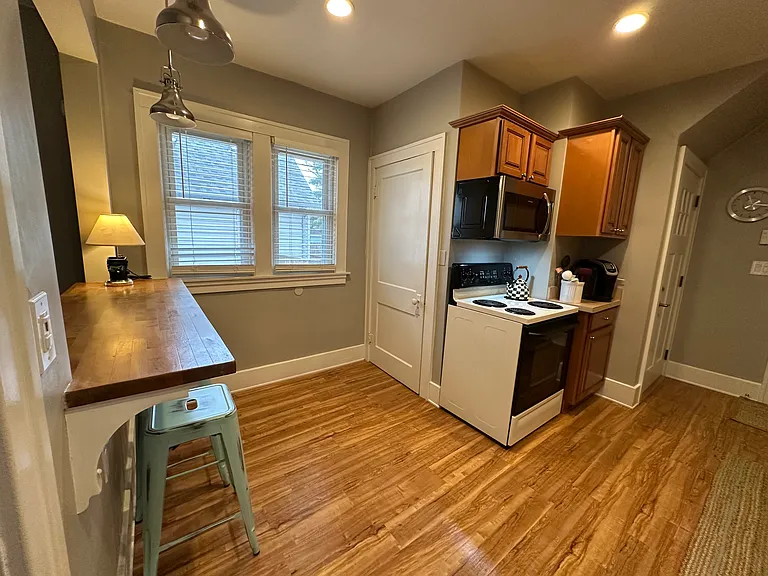 406 E 6th St #1 — Photo 6