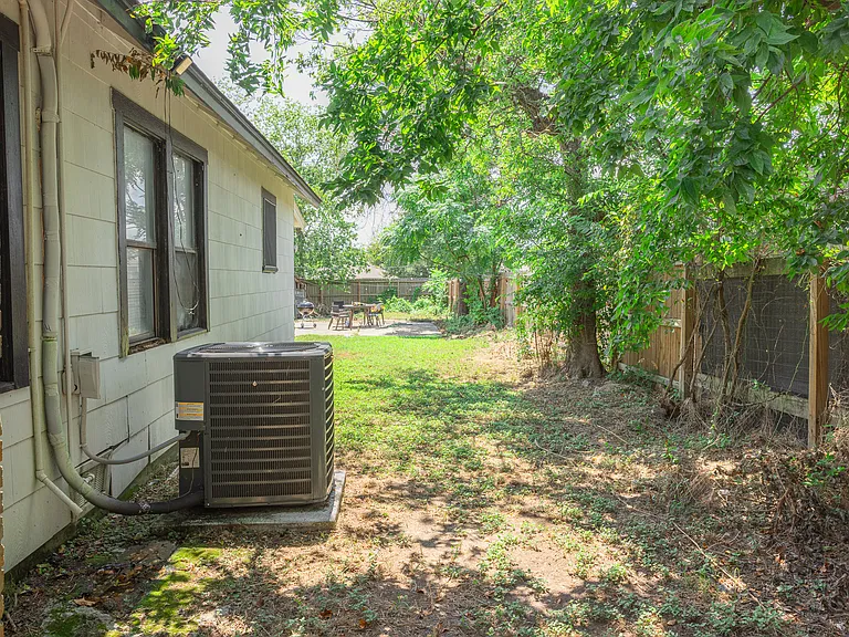 1902 Miller Ave — Photo 61