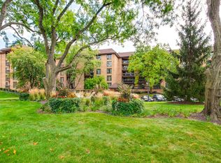 1671 Mission Hills Rd APT 302, Northbrook, IL 60062