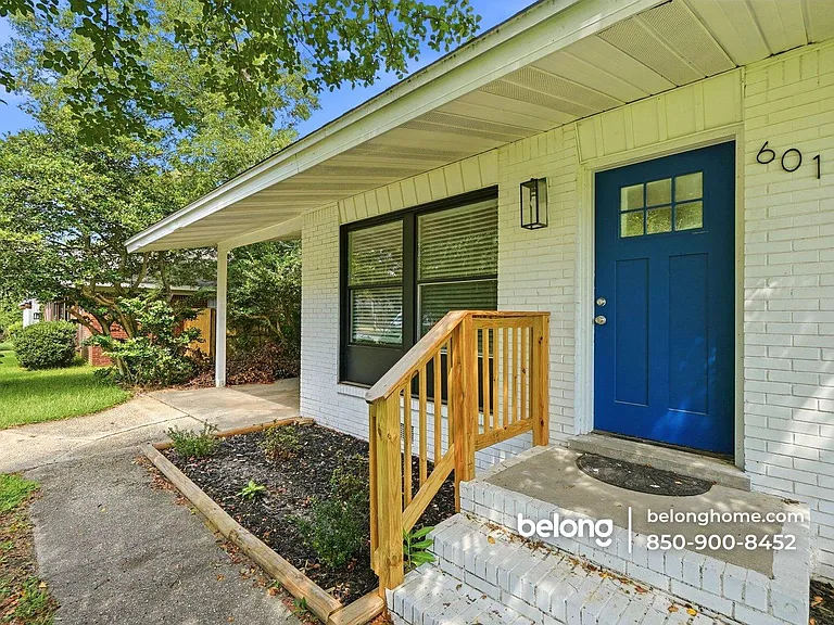 6011 Greenwood Ln — Photo 4
