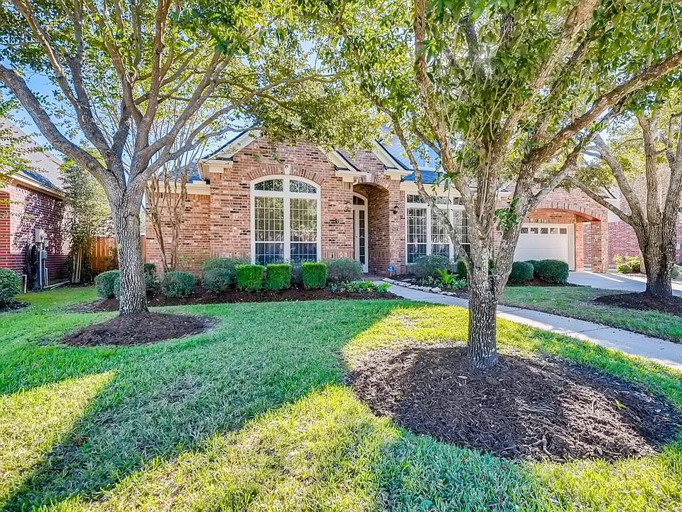Welcome to 28023 Buckthorn Drive! This single story home sits on a quiet street with mature trees in the FABULOUS Firethorne Community!