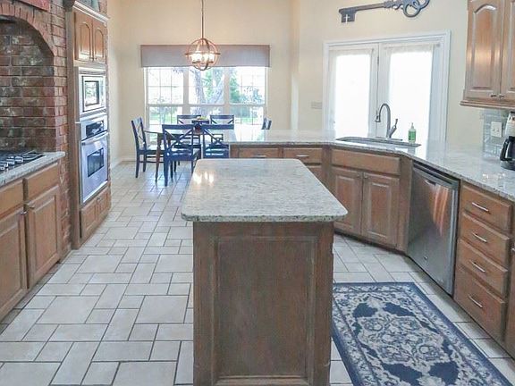 3rd image of 3120 NE Colonial Dr