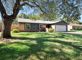 2410 Courtland Dr, Arlington, TX 76017