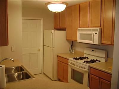 2nd image of 629 Cambridge Ct APT 1B