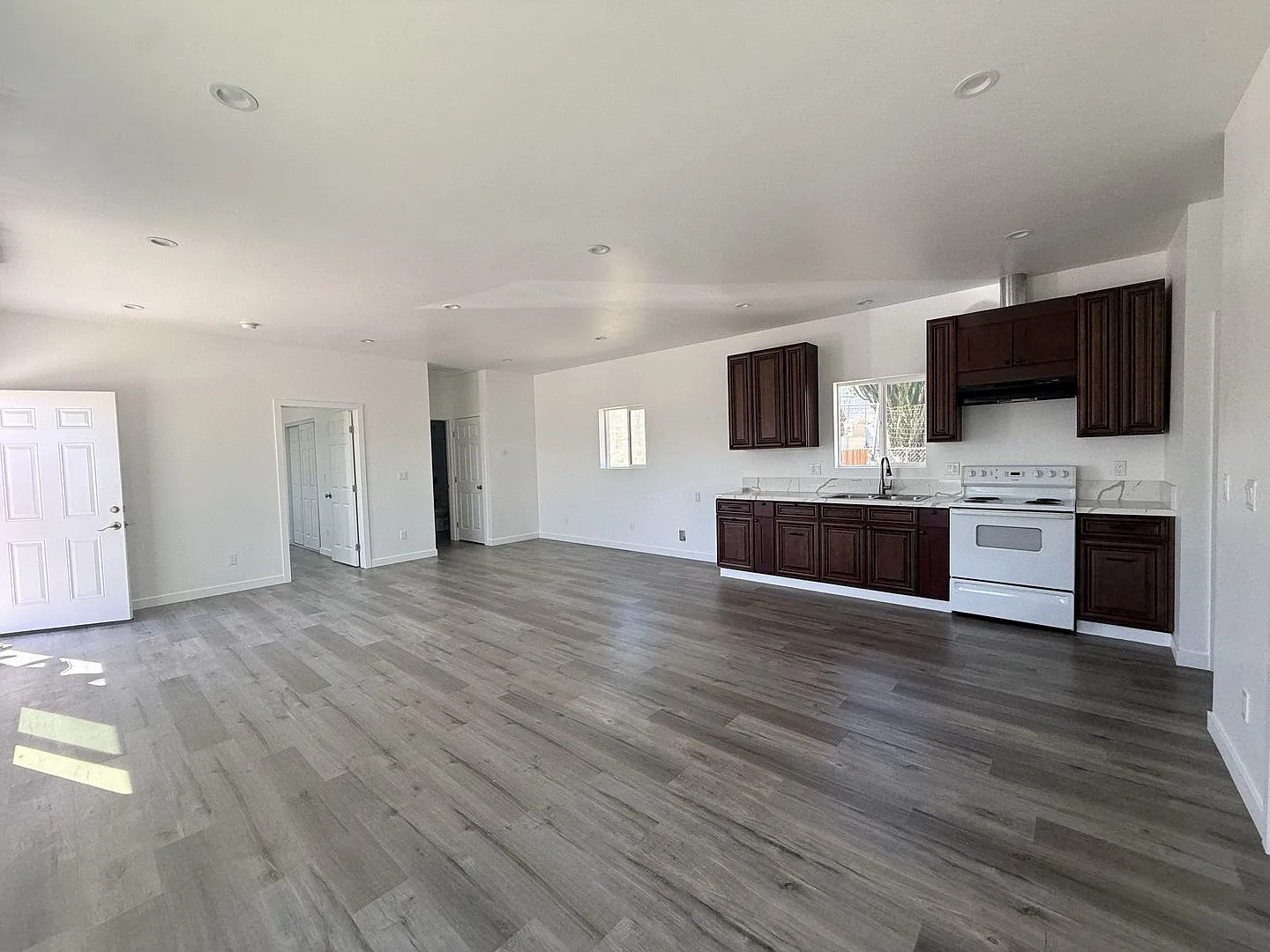 2377 Del Rosa Ave — Photo 3