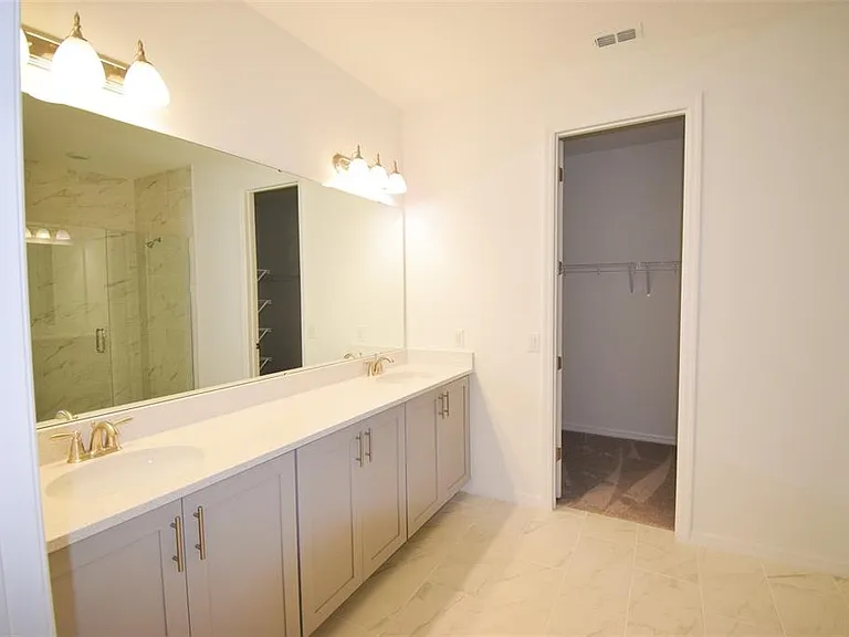 2370 Lancashire St — Photo 24