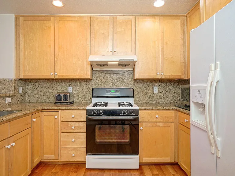 558 Driscoll Pl — Photo 10