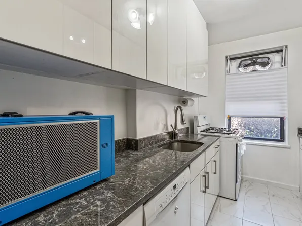 67-40 Yellowstone Boulevard image 3 of 19