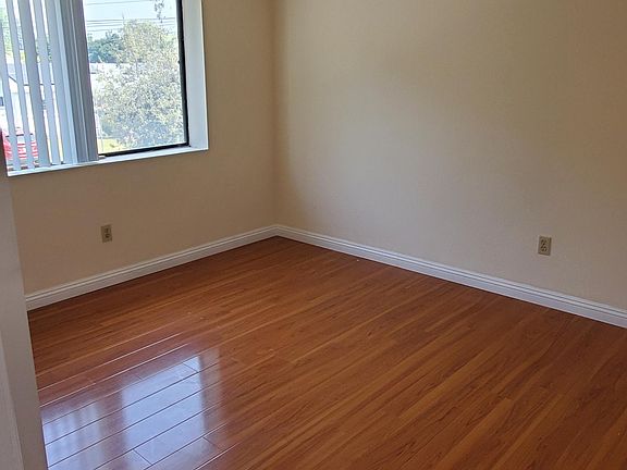 5th image of 9924 Woodruff Ave
