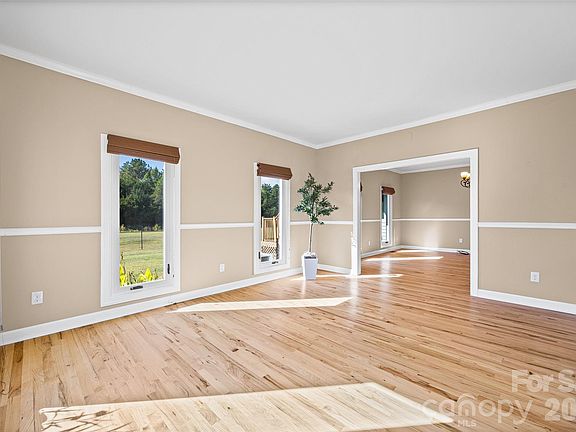 5th image of 2129 Squire Rd