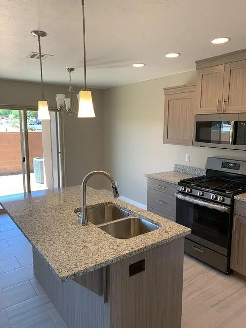Desert Hills townhome in Little Valley Area. — Photo 2