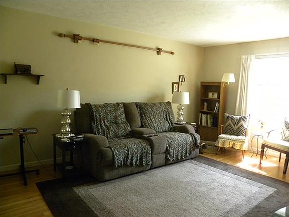 4th image of 2028 Cornwall Ct