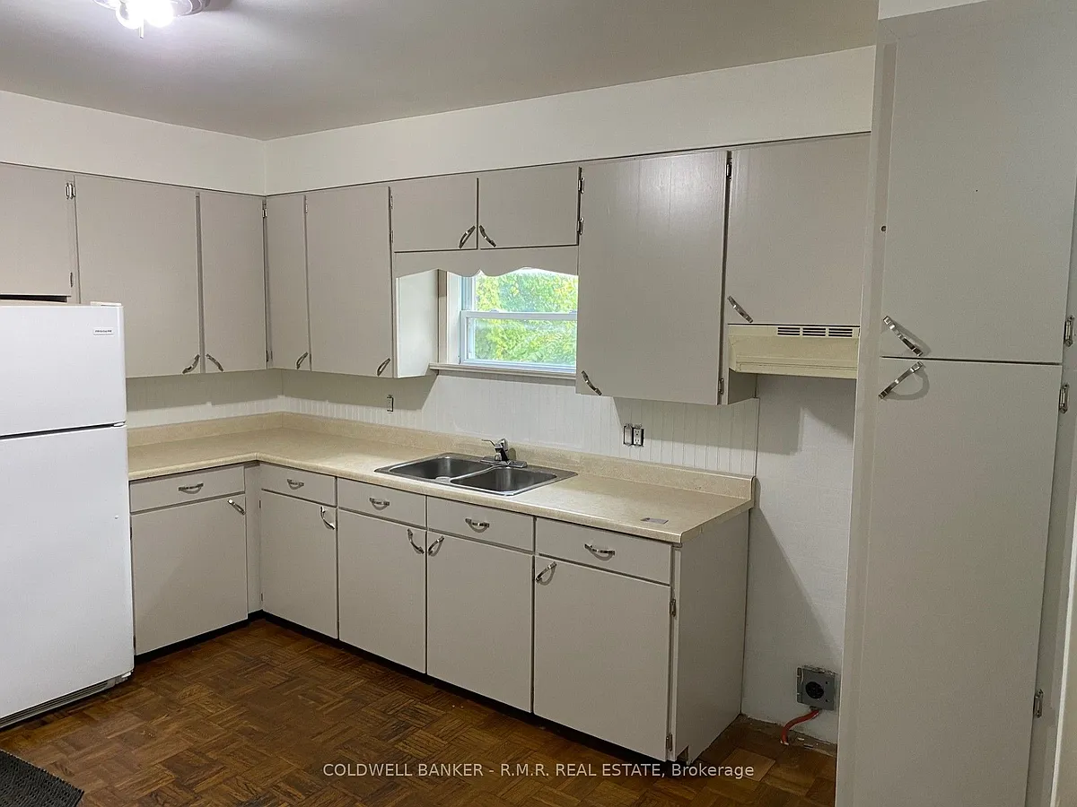 Building Photo - 348 University Ave W #A