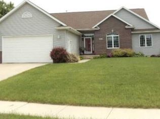2465 Creekside Dr, Hiawatha, IA 52233