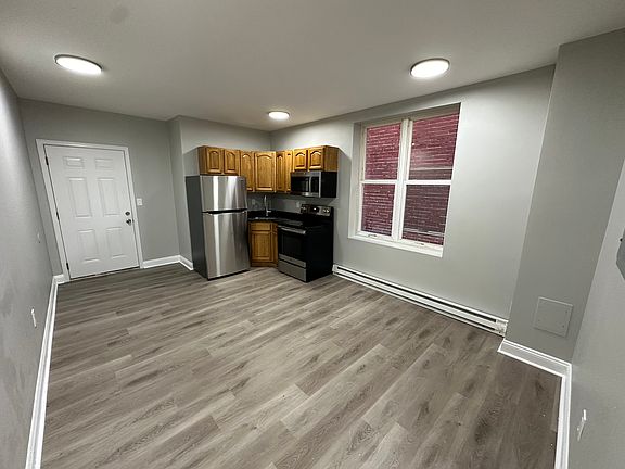 4th image of 1722 Memorial Ave #2R
