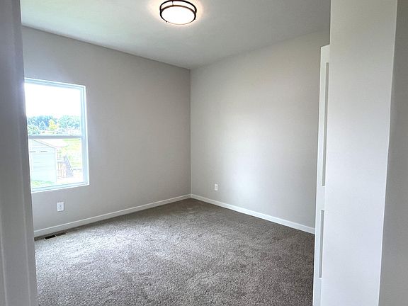 4th image of 40 Balsam St