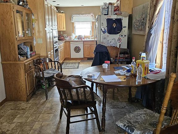 3rd image of 219 E Elk St