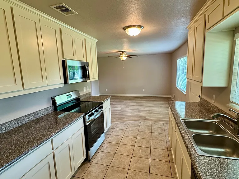 2801 W Springdale Cir — Photo 5