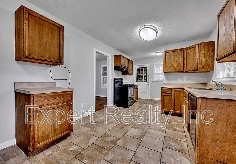 920 Parkway Dr — Photo 6