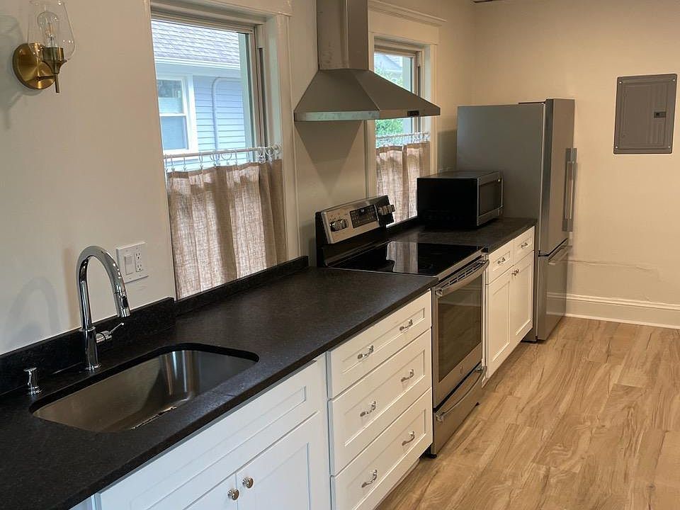 1st image of 20 Hillcrest Ter Floor 2
