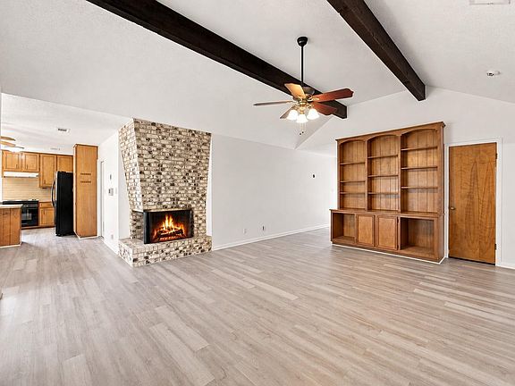 4th image of 201 Yuma Dr