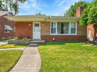 1843 Newcastle Rd, Grosse Pointe Woods, MI 48236