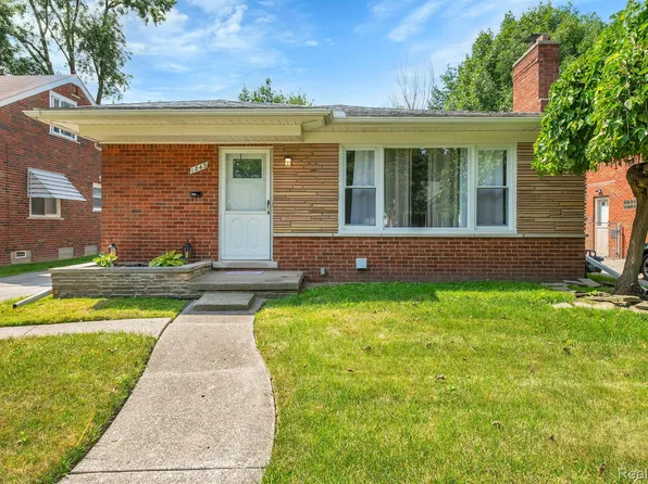 1843 Newcastle Rd, Grosse Pointe Woods, MI 48236