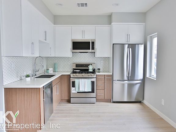 2nd image of 1242 N Beachwood Dr #7463448
