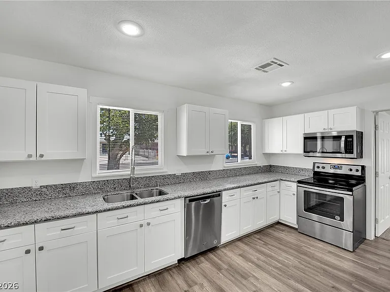 1050 Hassett Ave — Photo 9