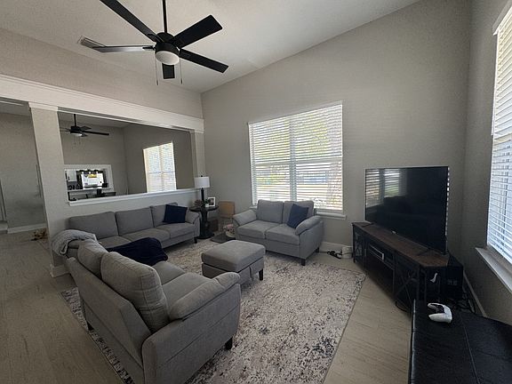 4th image of 810 N Willow Ave