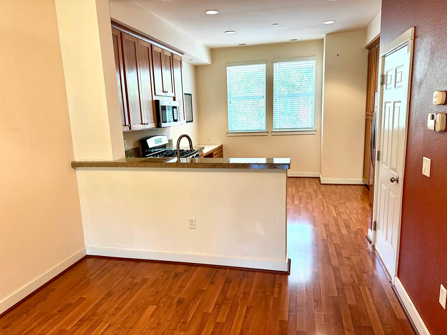 3 bed, 2.5 bath, 1580 sqft, $4,350 — Photo 3