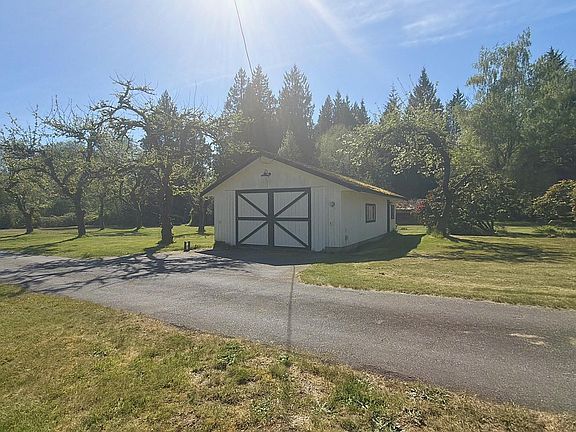 3rd image of 1346 Russell Rd