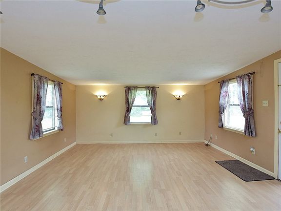 4th image of 1504 Jackson Dr