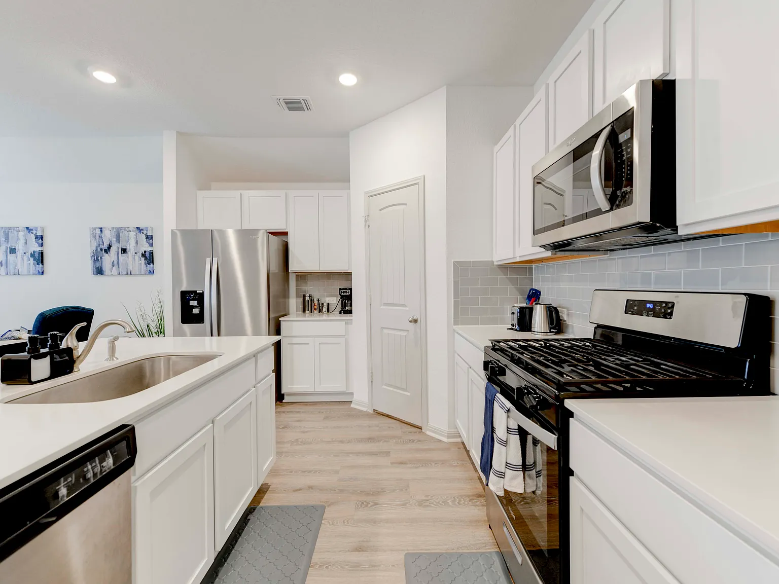 4 bed, 1712 sqft, $4,500 — Photo 4