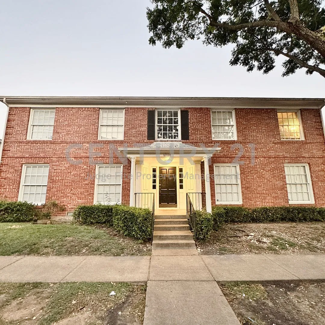 Quaint and Cozy, Upstairs 1/1 in Sought-After Highland Park ISD For Rent! — Photo 1