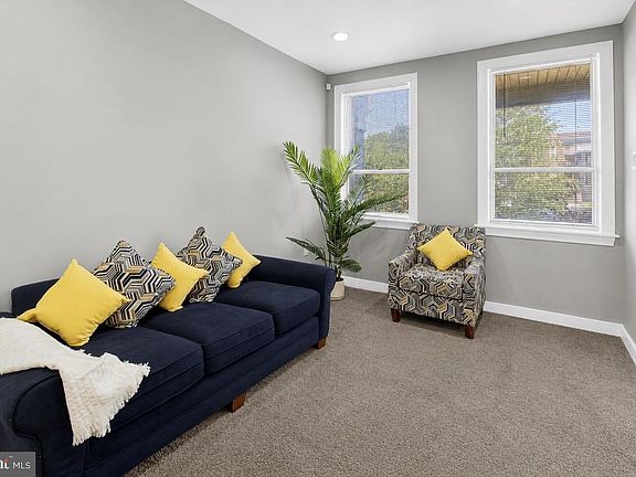 4th image of 903 K St NE