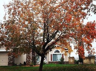 7301 Round Hill Dr, Lancaster, CA 93536