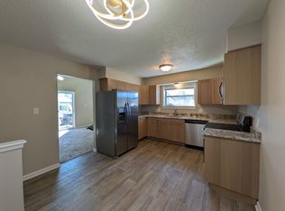 214 E Hughes Cir, Des Moines, IA 50315