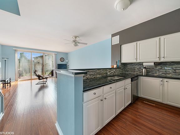 4th image of 75 Oakton Dr