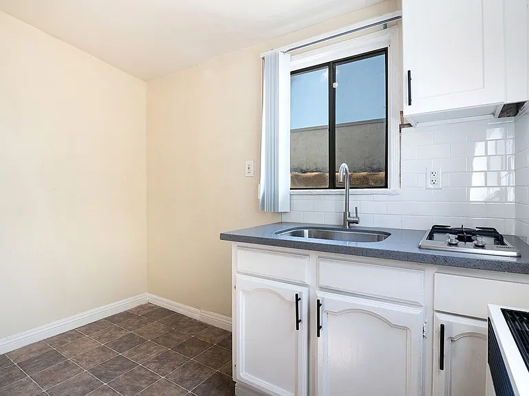 Mariachi Plaza Apartments (OLD) — Photo 3