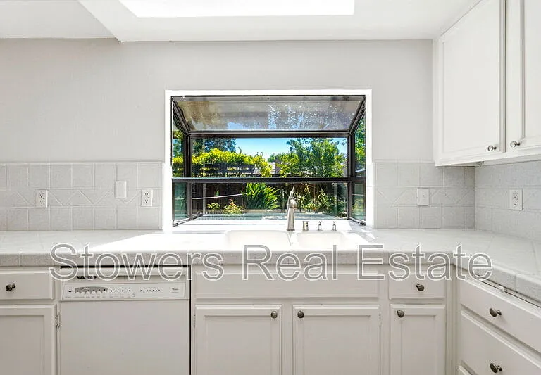 318 Joyce St — Photo 22